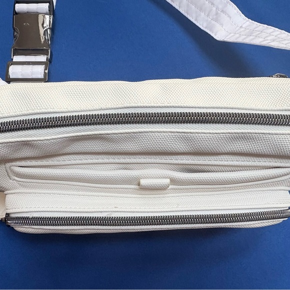 Lug White Hitch Sling/Belt Bag. In Great condition! - Picture 3 of 8